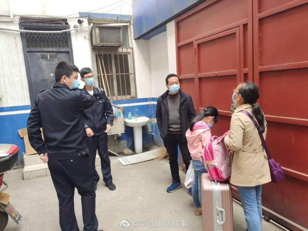 图为涉事母女被当地公安带回派出所。.jpg 图为涉事母女被当地公安带回派出所。.jpg