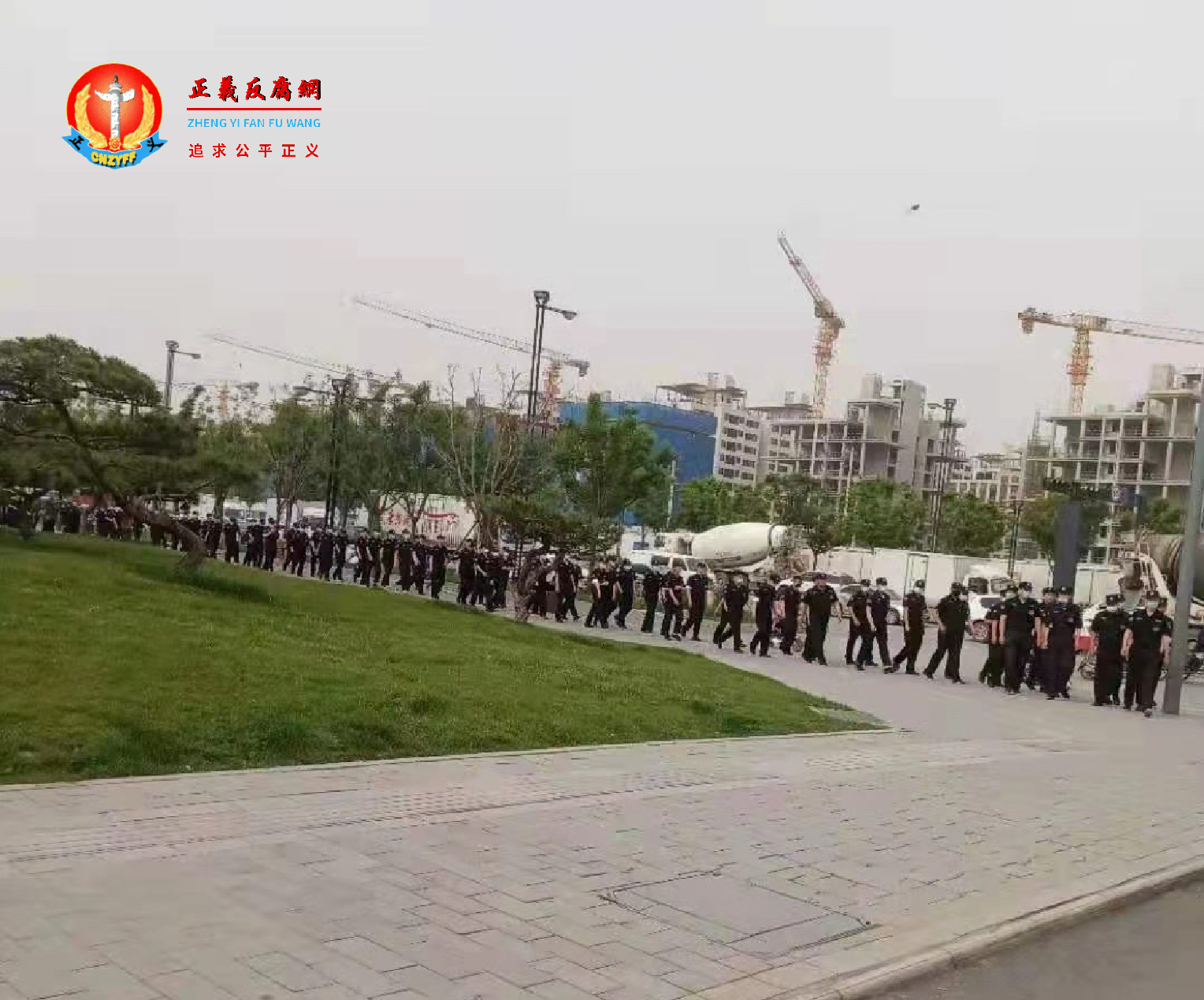 西安最大、最后一个城中村——三兆村面临强拆。当地政府调动数千名黑保安进村逼迁。.png 西安最大、最后一个城中村——三兆村面临强拆。当地政府调动数千名黑保安进村逼迁。.png