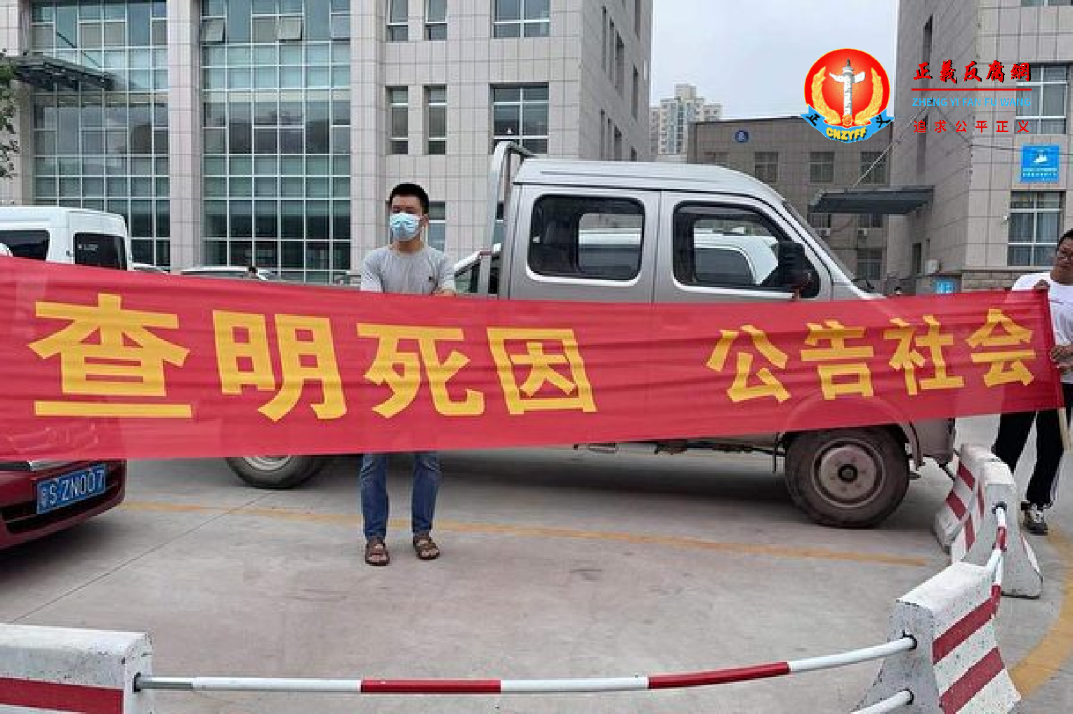 有的家长的汽车上贴着“只要儿活 人间炼狱”等标语。.png 有的家长的汽车上贴着“只要儿活 人间炼狱”等标语。.png