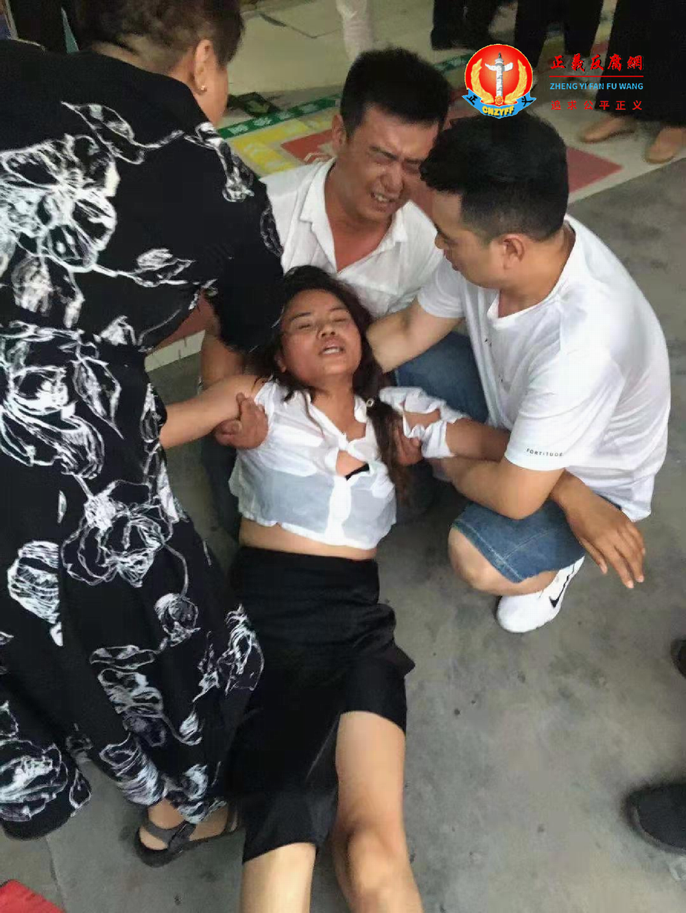 多名家长悲痛欲绝,哭晕在抗议现场。.png 多名家长悲痛欲绝,哭晕在抗议现场。.png