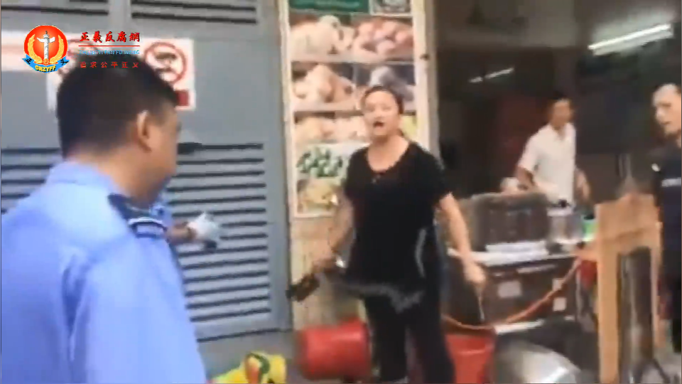 广东清远城管遇到“双刀大妈”店主手提着两把菜刀与十几个城管对峙.png 广东清远城管遇到“双刀大妈”店主手提着两把菜刀与十几个城管对峙.png