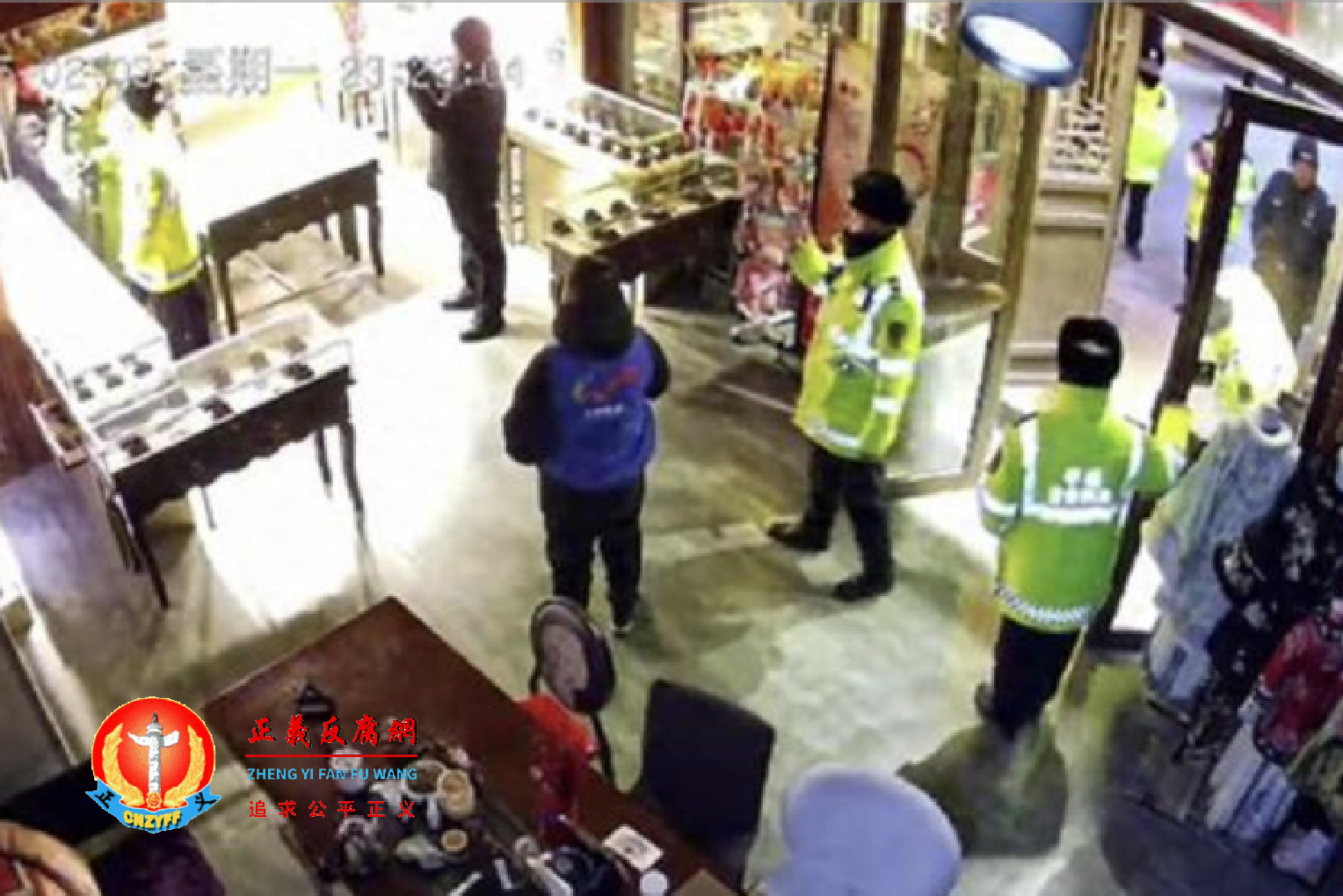 山西省大同市要求商户过年期间24小时开灯，因店铺未按要求开灯，被多名工作人员撬锁进店将灯打开。.png
