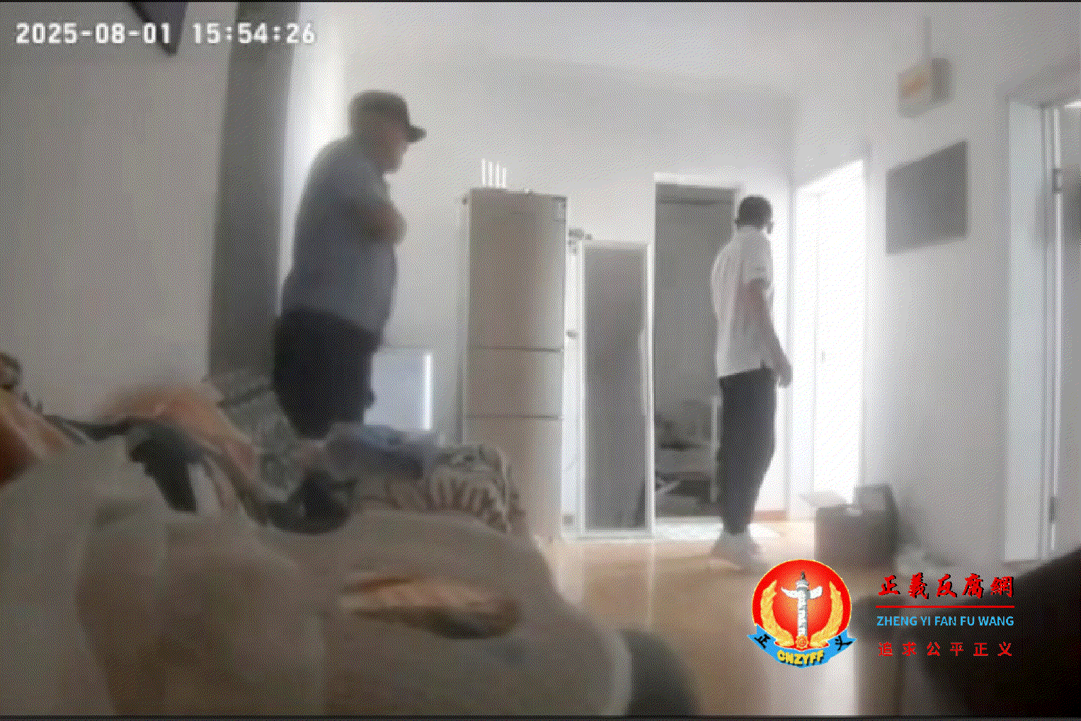 8月1日下午3时54分许,北京警察与房屋中介李某偷偷打开房门的密码锁进入室内。.gif 8月1日下午3时54分许,北京警察与房屋中介李某偷偷打开房门的密码锁进入室内。.gif